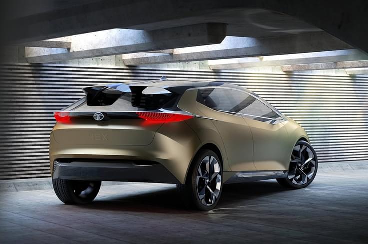 Sharply cut rear doors, sharp rear windscreen rake and a blackened-out roof spoiler lead on from the contrast roof. Sharply cut rear doors, sharp rear windscreen rake and a blackened-out roof spoiler lead on from the contrast roof.